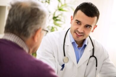 O médico dá recomendações para a prevenção da osteocondrose da coluna torácica