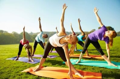 Realização de uma série de exercícios para fortalecer os músculos das costas com osteocondrose torácica