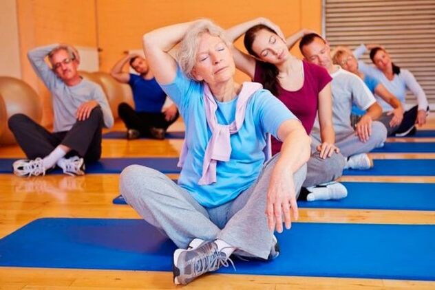 Os exercícios para o tratamento da artrose são selecionados individualmente por um médico e um fisioterapeuta.